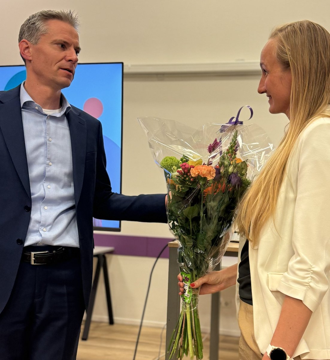 Myrthe Kuiper is lijst­trek­ker voor het CDA Apeldoorn!
Tijdens de algemene ledenvergadering van CDA Apeldoorn op woensdagavond 23 april is Myrthe Kuiper door de leden verkozen als lijsttrekker voor de aankomende Gemeenteraadsverkiezingen van 2026. Met bloemen van <a href="/YpmaMj/">MJYpma</a>