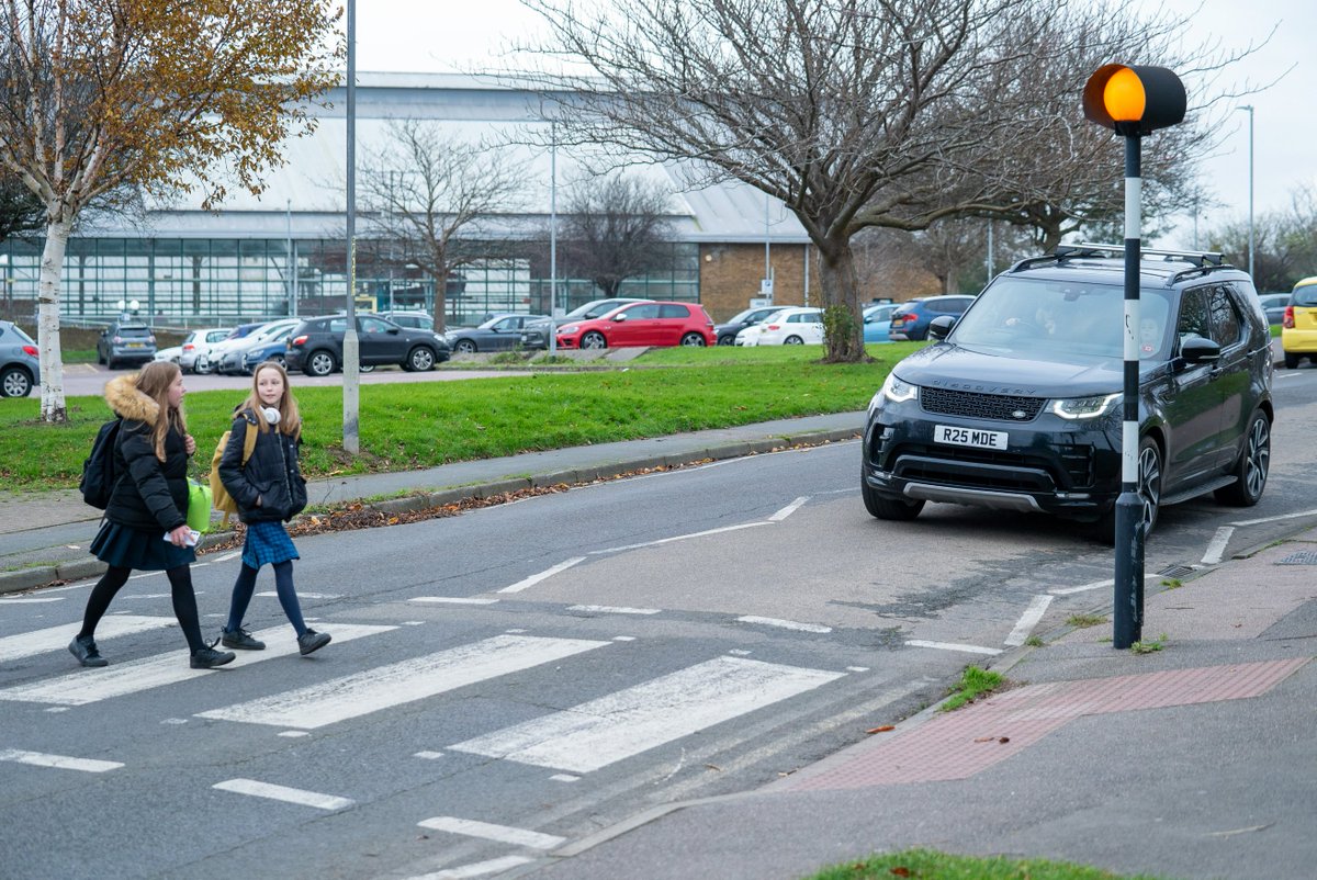 StaffsPFCC's tweet image. Summer is approaching which means more people will be out and about walking.

When crossing a road, you should:

✅Find a safe place to cross
🖐️Stop before you reach the kerb
👀Look for traffic and listen
🟢Only cross the road when it is safe to do so

#SSRP #Greencrosscode