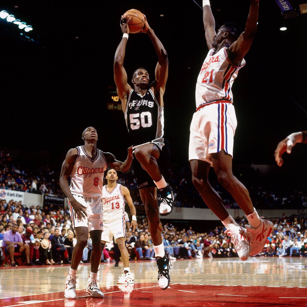 Un día como hoy, hace 31 años, David Robinson anotaba 71 puntos y se convertía en el máximo anotador de aquella temporada

Era el último partido de temporada regular, y Shaquille O'Neal le sacaba 33 puntos de diferencia. David anotó 71 y acabó superando a Shaq por sólo 6 puntos