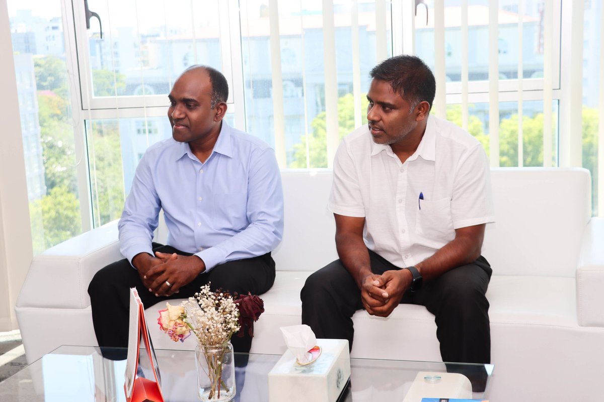 MoEdumv's tweet photo. މިނިސްޓަރ ޑރ.އިސްމާޢީލް ޝަފީޢު އަދި ސްޓޭޓް މިނިސްޓަރ ޑރ. އަޙުމަދު މުޙައްމަދު، ޔުނިވާސަލް ފައުންޑޭޝަންގެ ހިންގުންތެރީންނާ ބައްދަލުކުރެއްވުން. މި ބައްދަލުކުރެއްވުމުގައި ދެ ފަރާތުން ގުޅިގެން ކުރެވެން ހުރި މަސައްކަތްތަކާ ގުޅޭ ގޮތުން ވަނީ މަޝްވަރާކުރެވިފައި. https://t.co/VMXDOL1E0q