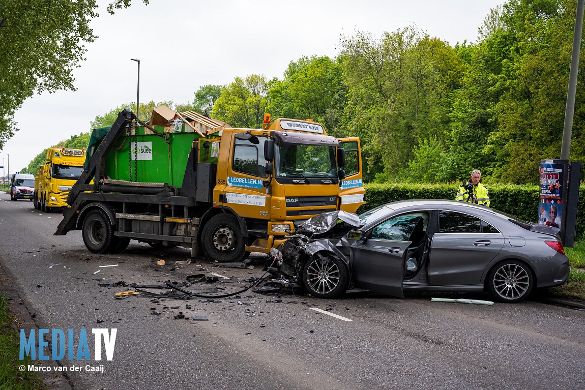 Vrachtwagen en personenauto frontale botsing in Schiedam