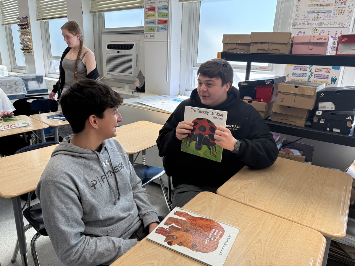 Early Childhood Education prepping for their Read Aloud projects 🧑‍🏫📖🧒🏼 #OHSFACS