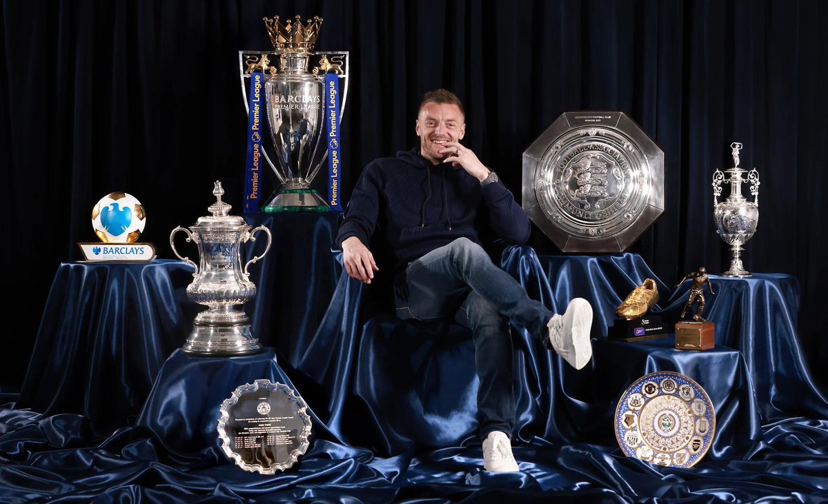 Juezcentral's tweet photo. Imagina jugar en un club de quinta división, fichar por uno de segunda y 13 años después, retirarte del club con esta foto. 

Con la Premier, con la Community Shield, con la FA Cup, con el botín de oro de goleador y premios como mejor delantero de Inglaterra. 

ES OFICIAL. Se termina la historia de Jamie Vardy con el Leicester. Una historia que los futboleros jamás olvidaremos.