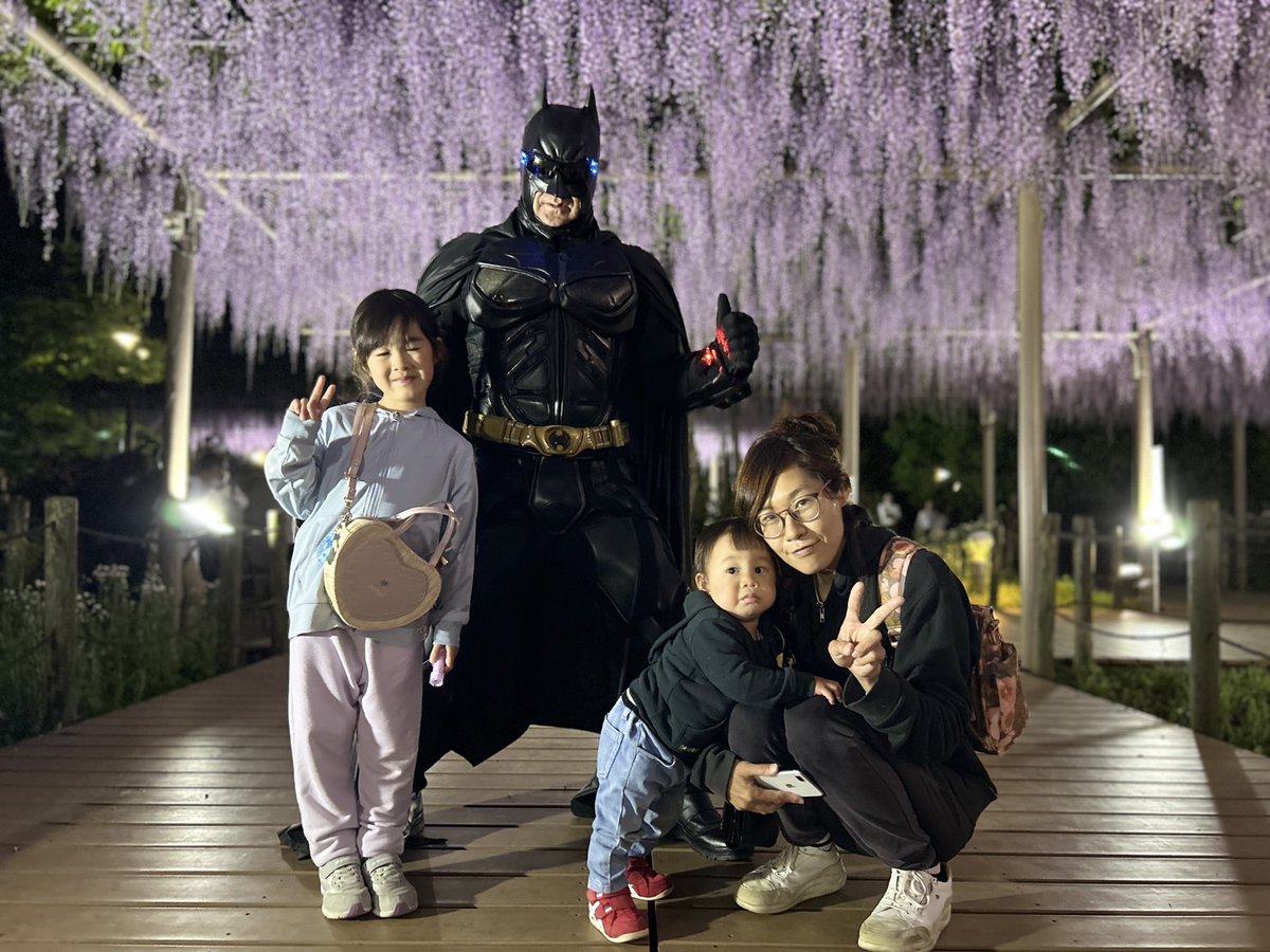 konannobatman's tweet photo. 「#こうなん藤まつり」会場の「#曼陀羅寺公園」をパトロールした。
今が見頃の美しく「#ライトアップ」された藤は見事の一言！
ライトアップは午後6時30分〜午後9時！
藤まつりは5月3日(土・祝)まで開催中です。
#江南のバットマン
#探偵ナイトスクープ
#江南市
#ウイングマン
#桂正和先生
#イベント https://t.co/iK9kZOOCG2