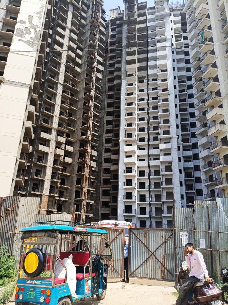 berryfairy01's tweet photo. @ShashibGopal @CMOfficeUP @myogiadityanath @PMOIndia @narendramodi @Mayawati @yadavakhilesh @RahulGandhi @aajtak @ABPNews @republic @TimesNow @ZeeBusiness @OfficialGNIDA @dmgbnagar @UPRERAofficial @VUprera @cpnoida @EdelweissFin @TimesNoida @HTNoidaGzb @AmarUjalaNews @rasheshshah @court_india @CeoNoida @GautamGambhir @IAS_SAUMYA @consumerforum_ @mlkhattar @MoHUA_India @EOWDelhi @sudhirchaudhary @myogioffice @dr_maheshsharma @tejpalnagarMLA @PankajSinghBJP @RBI 🙏 बाबा, 14 साल का संघर्ष, टूटी उम्मीदें और अधूरे सपने...

हमने अपनी मेहनत की कमाई से अपने आशियाने खरीदे, लेकिन आज भी बेघर हैं। कब मिलेगा हमें हमारा हक़?

@myogiadityanath जी, यह आपकी ज़िम्मेदा��ी है। कृपया हमारी पीड़ा को समझिए और हमें हमारे फ्लैट दिलाने में मदद कीजिए। https://t.co/Ls7DxkXRPb