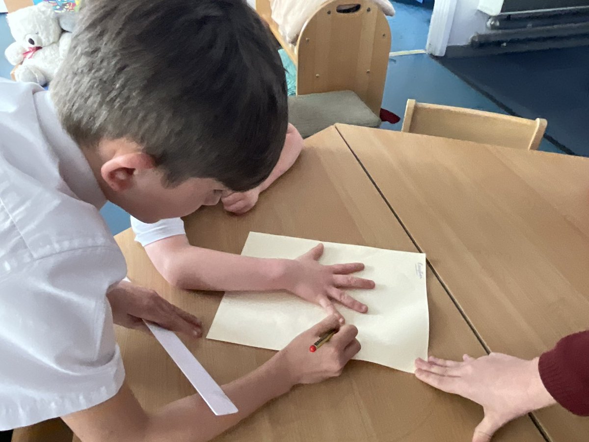 PDA_Y5's tweet image. This week in #pdascience we have been learning all about how our bodies grow and develop as we move through childhood! 

We collected data from each class by measuring the children’s hand span and we analysed the data - finding the average hand span measurement for each class! 🖐🏼