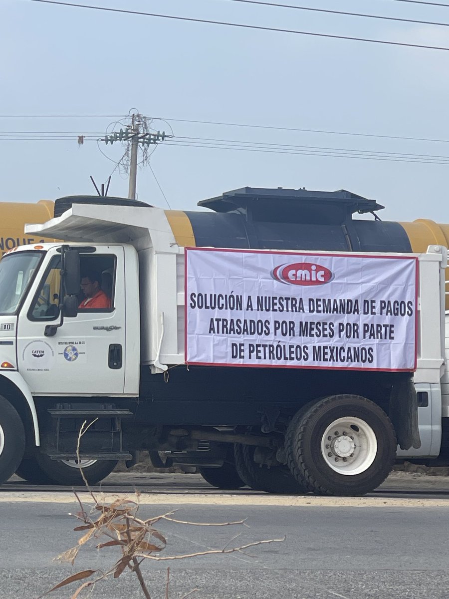 #PidenaPemexPagueAdeudos Marcha de empresarios de la ⁦<a href="/cmicnacional/">cmic nacional</a>⁩ trabajadores y familias, líderes de la ⁦<a href="/CTM_MX/">CTM Nacional</a>⁩ marchan y se plantan al exterior de ⁦<a href="/Pemex/">Petróleos Mexicanos</a>⁩ pidiendo que la empresa pague adeudos millonarios del 2024 y 2025. ⁦<a href="/Claudiashein/">Claudia Sheinbaum Pardo</a>⁩ ⁦