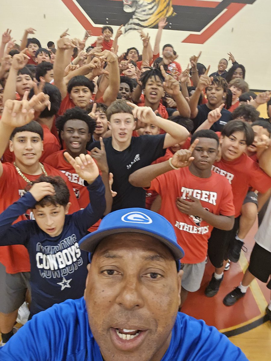 CoachKenRoss's tweet image. Checking in on our future Gophers from Arnold!!! @GPHSGophers