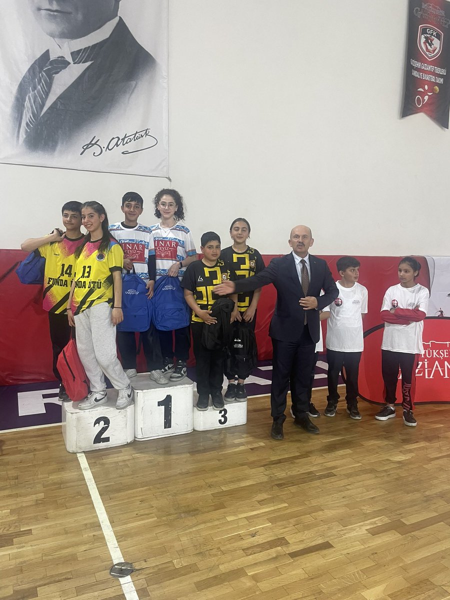 azize_hmmcoglu's tweet photo. 23 Nisana özel düzenlenen TBMM 23 Nisan Floor Curling turnuvasında okulumuz Yıldızlar ve Küçükler kategorisinde şampiyon olmuşlardır.
Emeği geçen hocalarımızı ve öğrencilerimizi tebrik ederiz. 🇹🇷 @kemalcebervali @FatmaSahin @umutymz @erdalkilinc27 @M_A_Tiryakioglu @tayfunnkanatt https://t.co/yKQ8yvsofy