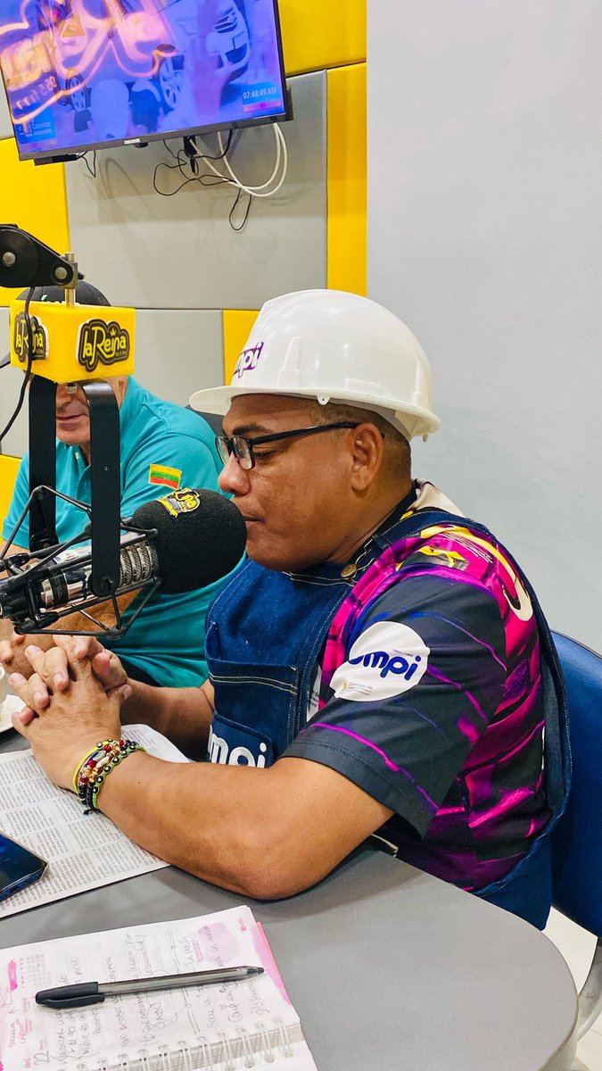 CompiBolivar's tweet image. Desde la emisora La Reina nuestro director @AFBETANCOURT cuenta cómo avanzan las obras del #COMPI en #Cartagena con el Gobernador @YamilHAranaP 

La alianza con las JAC, reafirma los impactos de este programa que convierte el pavimento en un entorno transformador de realidades.