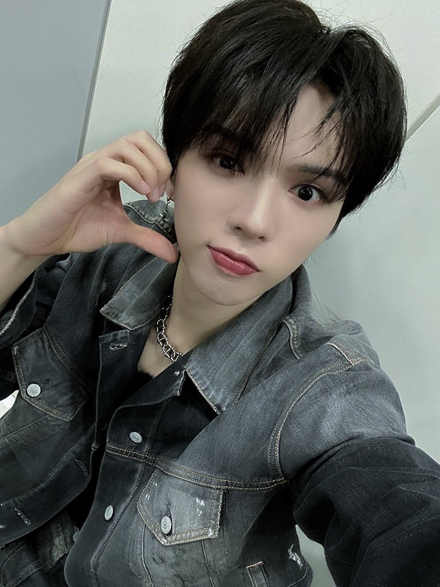 br1anrot's tweet image. hey brian, i’m pretty, you’re cool … together we’d be pretty cool🤭
@_AMPERSANDONE_ #앰퍼샌드원 #AMPERSANDONE #ANDRSD #ANDEARSELCADAY #ANDEAR #앤디어 #BRIAN #브라이언 #브브