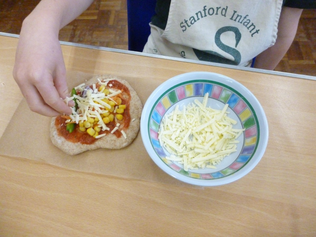StanfordInfants's tweet photo. Ocean Class enjoyed being chefs today, designing and making their own healthy, rainbow pizzas.
Thanks to Sam and Trisha from @caterlink_ltd  for a fantastic workshop. https://t.co/h5ivlYW65n
