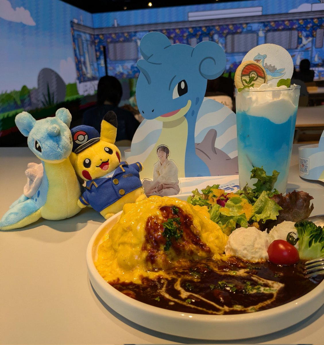rkYDMKQjffMSew8's tweet photo. 大型ビジョンでゆづ君がお話するいつものカフェが
ポケモンコラボカフェになっていました。
ご当地ポケモン可愛いです🥰
コラボメニュー美味しいです😋
帰りは
#藤崎デパート
#ポケモンローカルActs物産展 へ

#CROSSBPLUS
#ラプラスカフェ
#ただいま仙台
#羽生結弦 https://t.co/vB3J7nBqtL