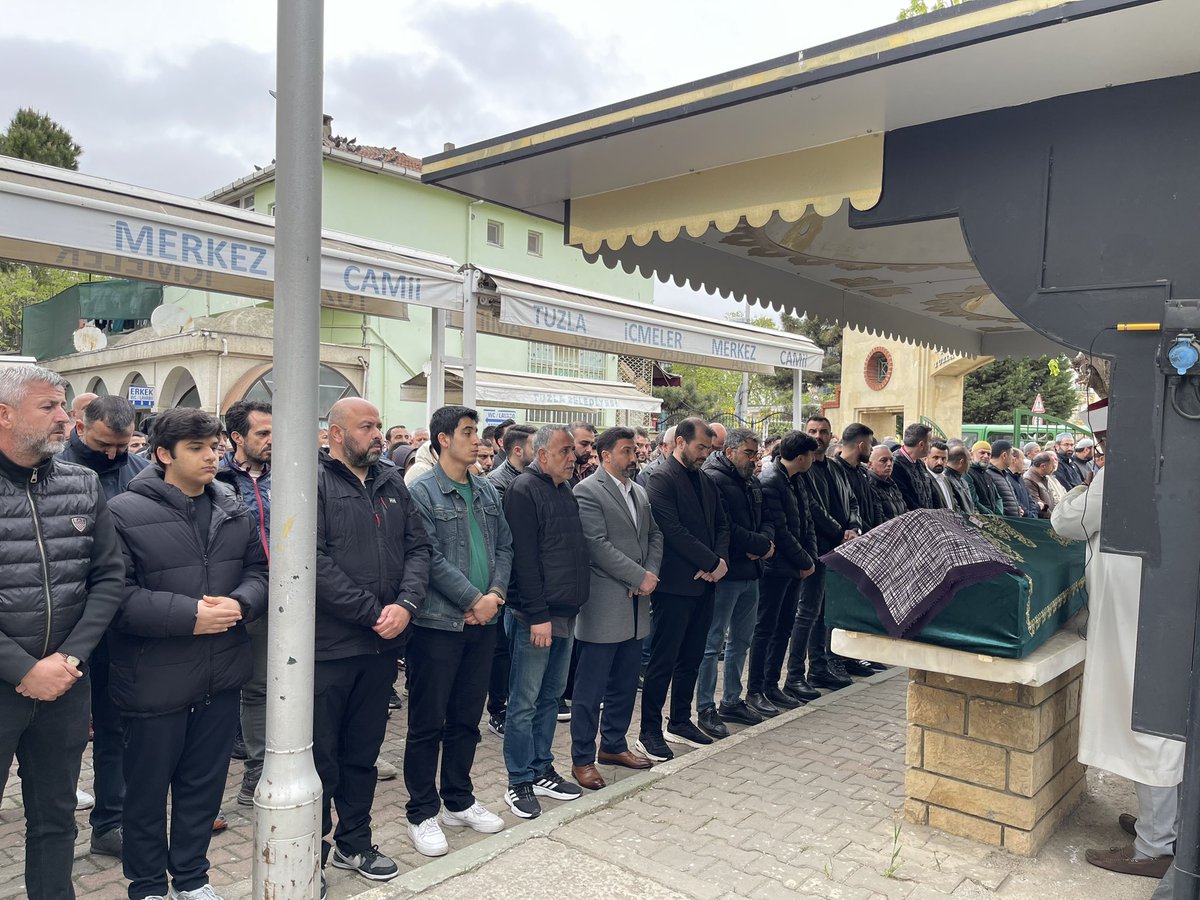 İlçe Başkanımız <a href="/serefcolak/">Şeref ÇOLAK 🇹🇷</a> ile birlikte, Geçmiş Dönem Meclis Üyemiz İskender ARAZ’ın kayınvalidesi merhume Piruze ŞAHİN Hanım’ın cenaze törenine katıldık. Merhumeye Allah’tan rahmet, ailesine sabırlar diliyoruz.