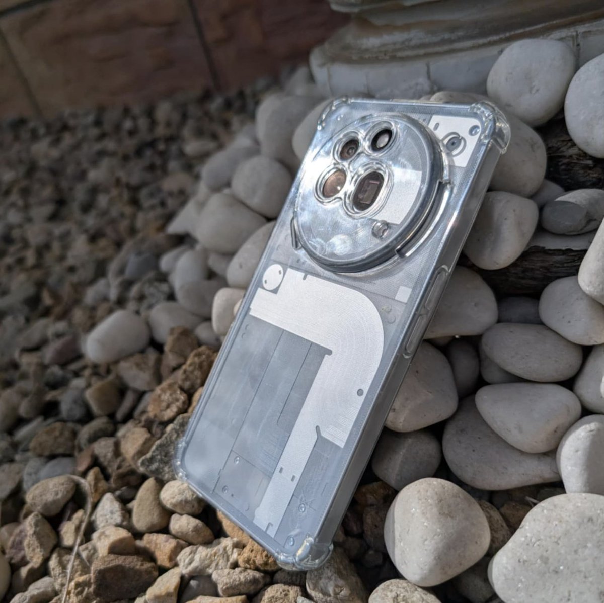 Pierwsze wrażenia z Nothinga 3aPro

- ''Krowa'' wielka jest i średnio poręczna...

- Ekran jak dla mnie mógłby być trochę jaśniejszy, jednak w pogodne dni, bez robienia ''parasolki'' swoją dłonią, średnio...

- Bateria na plus, bez problemu dzień intensywnego korzystania , a jako