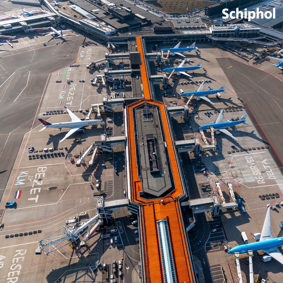 All our aircraft stands are officially 𝘣𝘦𝘻𝘦𝘵! Happy King's Day 👑🧡