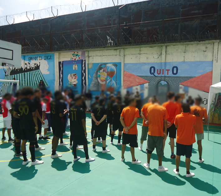 SNAI_Ec's tweet image. #Zona9 | Un grupo de seis internos pintaron de color verde y blanco la renovada cancha localizada en el patio central del #CPPL. Estas acciones se realizaron como parte de una labor de autogestión liderada desde el eje laboral. 
#RehabilitaciónEfectiva