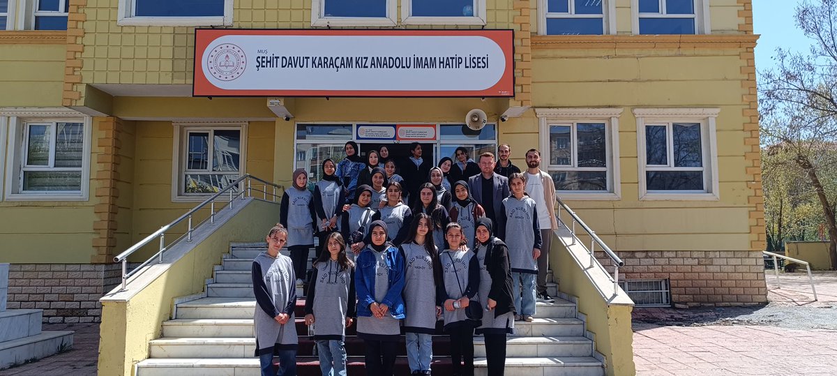 IhoSaid's tweet photo. LGS'ye hazırlanan 8. sınıf öğrencilerimizin liseleri tanımaları, okul tercihlerinde kolaylık sağlamaları, hedef belirlemeleri ve motivasyon sağlamaları amacı ile  lise tanıtım gezisini düzenledik. Liselerin başarıları ve yaptıkları çalışmaları hakkında bilgi sahibi olduk. https://t.co/O9DRBNhyiO