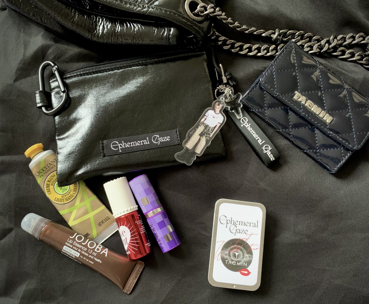 HanNaCLK's tweet photo. 🤍~Gift for TAEMates~🖤

Pocket-size vintage tin case for your mints or medicine.

See you at KSPO Dome!💋

#EphemeralGaze_Finale https://t.co/pJUoc9gS9X