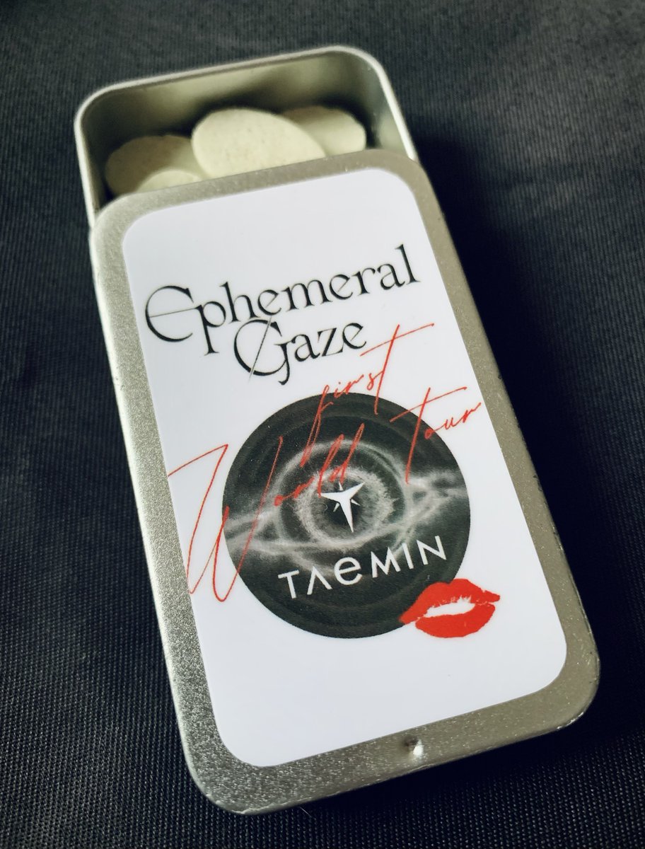 HanNaCLK's tweet photo. 🤍~Gift for TAEMates~🖤

Pocket-size vintage tin case for your mints or medicine.

See you at KSPO Dome!💋

#EphemeralGaze_Finale https://t.co/pJUoc9gS9X