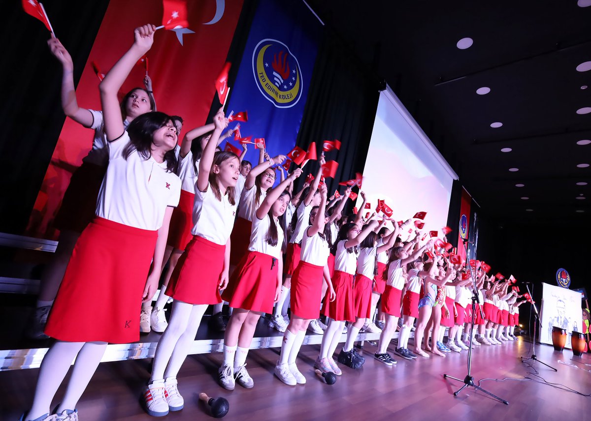 🎶 #TEDEdirneKoleji İlkokulu 4. sınıf öğrencilerimizden oluşan “101 Çocuk 101 Ses” Korosu, 23 Nisan Ulusal Egemenlik Bayramı Konseri ile sahnedeydi!
💫 Öğrencilerimizin büyük coşkusuyla dolu bu özel etkinlikte, değerli velilerimizin katılımıyla unutulmaz anlar yaşandı.
Büyük