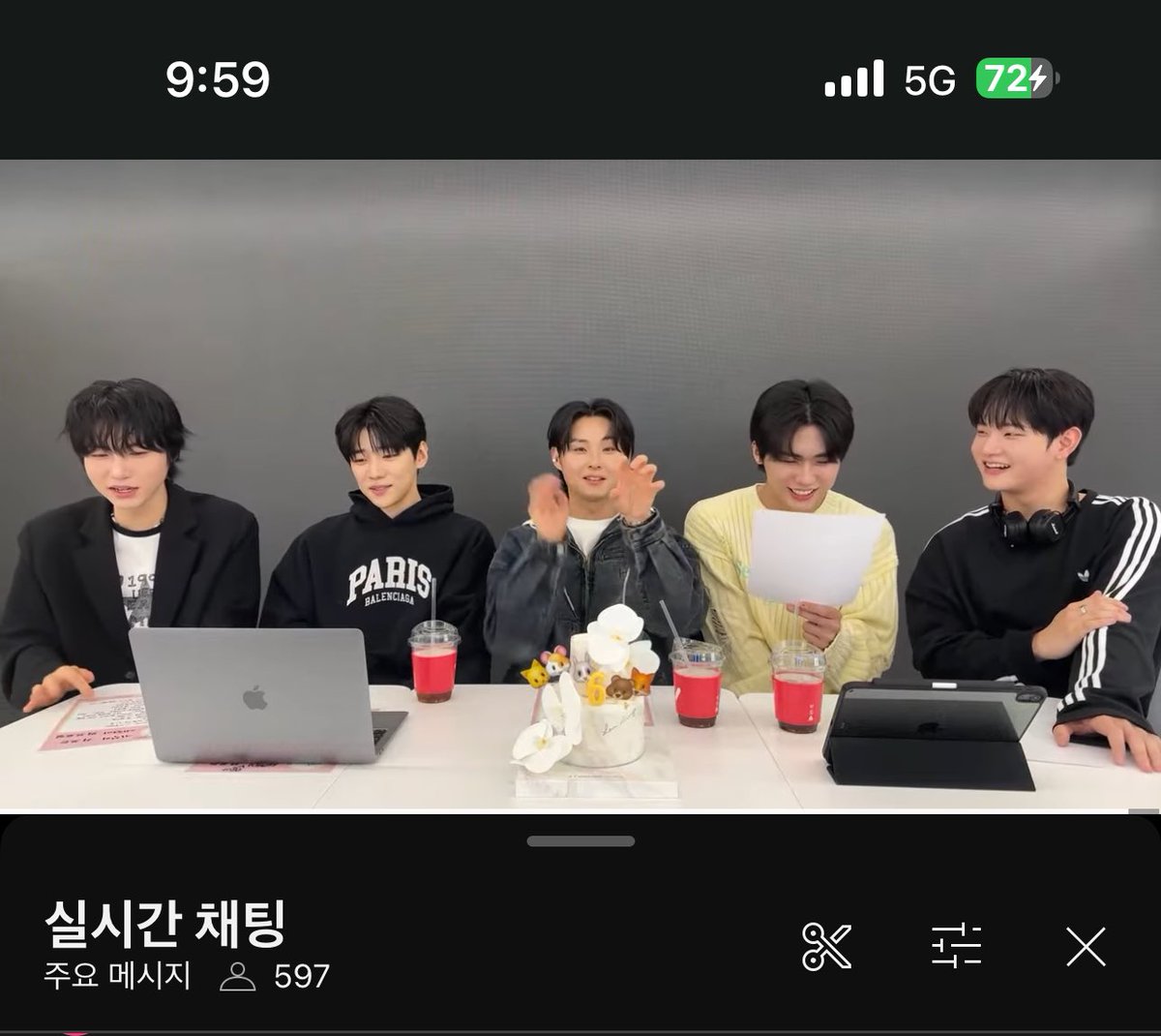 #DKZ_6TH_DEBUT #우리의_6번째_봄
#DKZ #디케이지

벌써 6주년이나..! 앞으로도 함께하장!!
아프지말고 건강하게 올해도 마무리 잘 마무리하고 
행복하고 좋은 추억들 많이 만들어가쟈..!