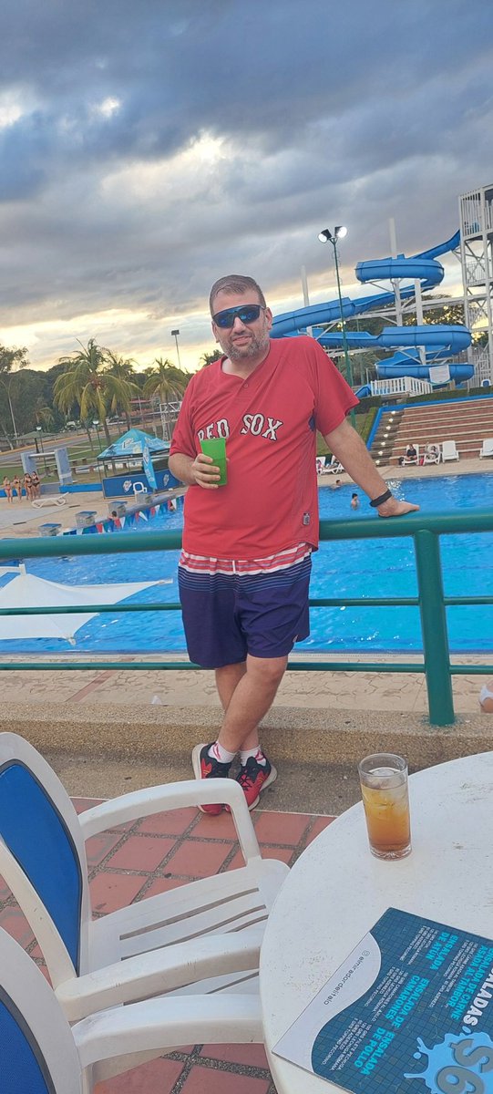 La báscula ya no es referencia desde que inicié el gimnasio hace 80 días.

Me quedo como me queda la ropa últimamente y de la opinión de la gente que me ven cada cierto tiempo.

La foto con lentes es de hace 2 días, la otra es del 15 de diciembre 2024

Paciencia y seguir motivado