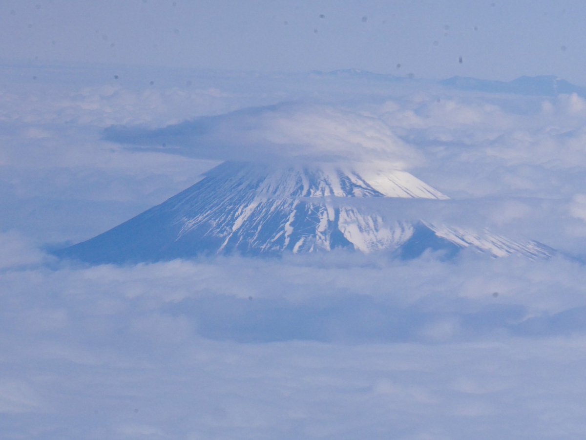 yossyB6's tweet photo. 今朝の富士山はリーゼント
リーゼントって最近はもう聞かないなぁ
死語なのかな
トランプさんの髪型にもちょっと似てる
#富士山
#笠雲
#ana
#flyana
#ja625a
#ソラマニ_ヒコーキ
#ソラマニ_マドカラ
#nh412
#ukbhnd https://t.co/iIsxFHXnq1