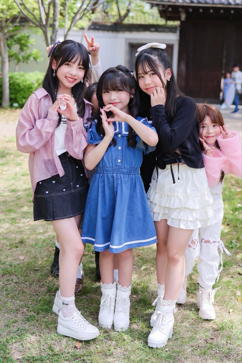 絶版希少なstreetstyle Japanese teens Kan and Kureha on the street in Harajuku