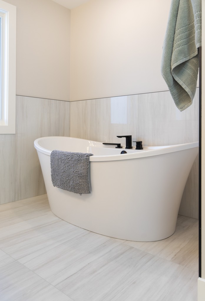 Lake Bonavista Reno - A simple standalone bathtub brings an air of elegance and relaxation to any bathroom.

Interior Design: <a href="/rcid_/">Rochelle Cote</a>⁠
Photo: ⁠@shellardphoto

#calgaryinteriordesign #calgaryinteriordesigner #yycdesign