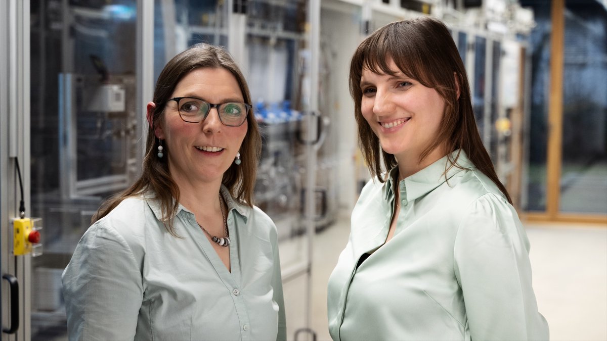 Meet Eva and Christine who are working on green #hydrogen – the energy source of tomorrow. 🔌The two scientists are not only making an important contribution to the energy transition with their research, they are also role models for girls when it comes to careers in science.