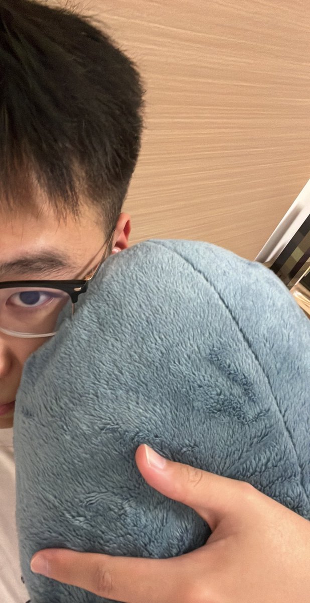 晚上很累的时候就想，要是我默默爱的人在我身边，自己能抱抱他就好了