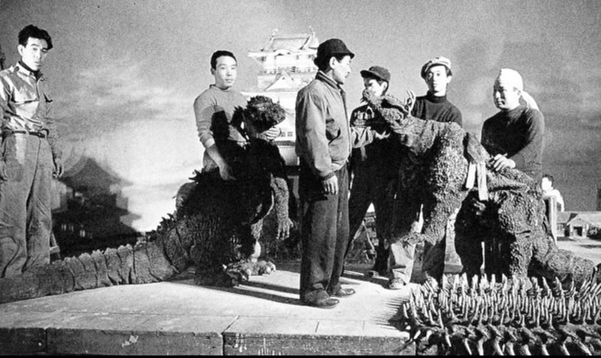 Joyeux 70e anniversaire à #LeRetourDeGodzilla #ゴジラの逆襲 (Motoyoshi Oda, 1955). Cette fois, les attaques se vivent aux côtes des classes laborieuses et de la nouvelle bourgeoisie industrielle japonaise d’après-guerre. Eiji Tsuburaya y supervise le premier duel de kaiju.