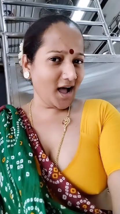 అమ్మా పక్కింట్లో బాల్ పడింది, అడిగితే అంకుల్ ఇవ్వను అంటున్నాడు

అమ్మ : నన్నేం చెయ్యమంటావ్

నువ్వు అడిగితే ఇస్తాడు

అమ్మ : నీ ఒక్క బాల్ ఇవ్వడానికి వాడు నా రెండు బాల్స్ కావాలంటాడు, సరే ఆ చున్నీ ఇవ్వు వాడి కొరుకుడి డ్రెస్ తడిచిపోతుంది.

త్వరగా రా అమ్మా

అమ్మ : అది నా చేతుల్లో లేదురా