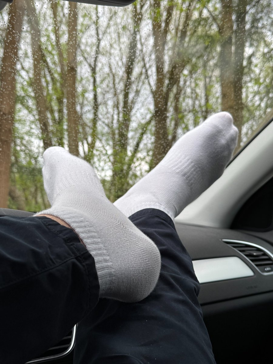 bigsock94's tweet photo. My feet were so hot from a hard day at work.. the needed some cooling

#whitesocks #socks #sox #malesocks https://t.co/ozgfGJSjj3