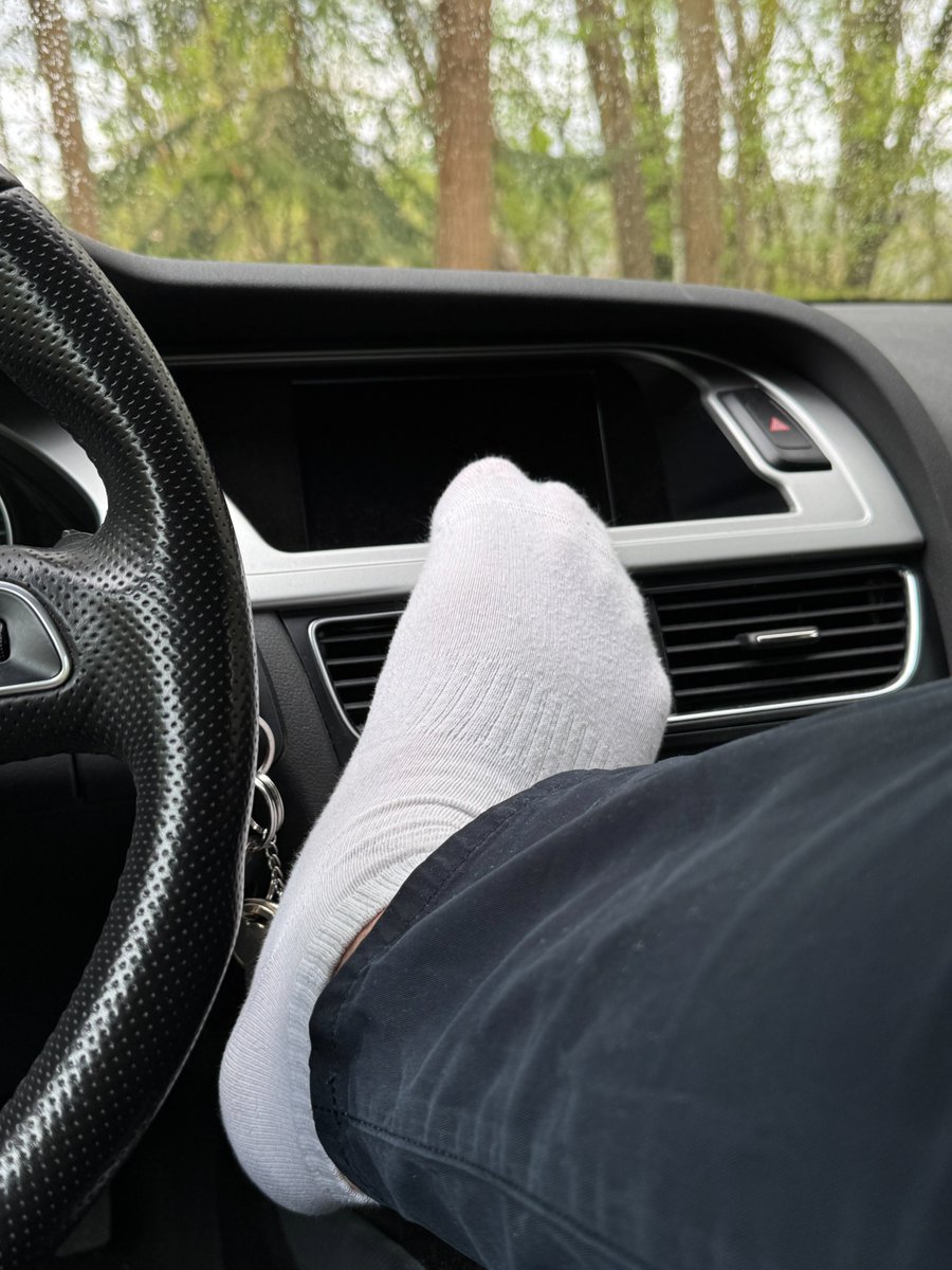 bigsock94's tweet photo. My feet were so hot from a hard day at work.. the needed some cooling

#whitesocks #socks #sox #malesocks https://t.co/ozgfGJSjj3