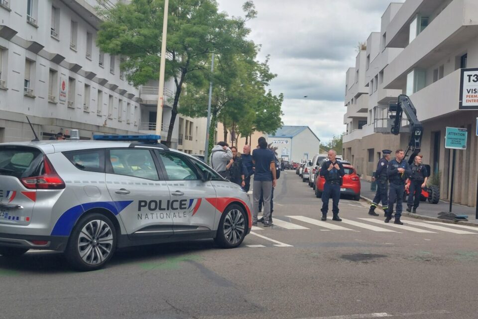 AlbertLAPEYRE's tweet photo. Cet acte de violence inacceptable bouleverse notre communauté éducative,nos familles,et l’ensemble dela société. Il est impératif que nous réagissions avec fermeté,détermination et rapidité.Aucun élève,aucun professeur,aucune famille ne doitvivre dansla crainte d’1 telle violence https://t.co/66NBp21y68
