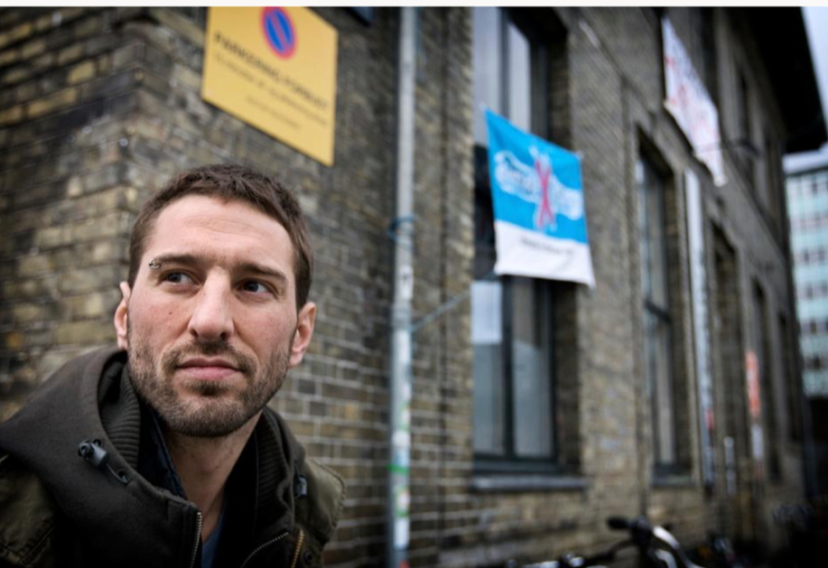 RealTadzioM's tweet image. Hab gerade in nem Artikel dieses alte Foto aus der #COP15-Mobi gefunden, und bin ein bisschen schockiert, wie jung und optimistisch ich da noch war. Man sieht: Klimaaktivismus macht alt 😂