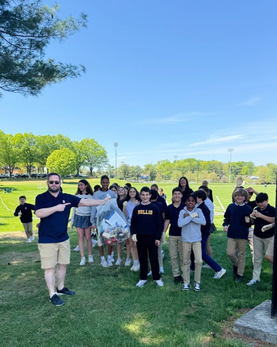 Huge shoutout to our incredible 7th graders and Assistant Head of Middle School, Mr. Kezmarsky, for their hard work! They rolled up their sleeves and made our campus more pristine, truly showcasing #BulldogPride! Keep on shining, #bullisclassof2030!

#communityservice