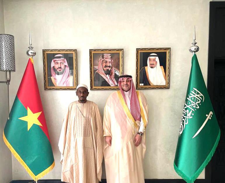 KSAembassyBF's tweet image. S.E. Amb. #Fahad_Abdulrahman_Al_Hathelol @FahadAHathelol a reçu, en audience, S.E. Dr. Aboubacar DOUCOURE Conseiller des affaires islamiques auprès de la Présidence du #Faso et membre du Conseil Supérieur de la Ligue Islamique Mondiale @MWLOrg, avec qui il a discuté des moyens de