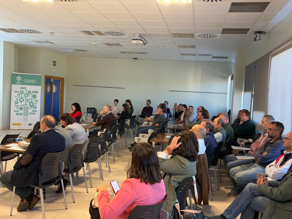 CaixaBank Dualiza (@cabk_dualiza) on Twitter photo 🛠️ #FP y sectores clave en Extremadura
Hoy organizamos junto a <a href="/educacionEXT/">Educación, Ciencia y Formación Profesional</a> un nuevo #DesayunoDualiza con empresas y docentes del sector construcción, metal e instalaciones 🧱⚙️
🤝 El objetivo: escuchar a empresas y centros, colaborar y formar juntos 🛠️ #FP y sectores clave en Extremadura
Hoy organizamos junto a <a href="/educacionEXT/">Educación, Ciencia y Formación Profesional</a> un nuevo #DesayunoDualiza con empresas y docentes del sector construcción, metal e instalaciones 🧱⚙️
🤝 El objetivo: escuchar a empresas y centros, colaborar y formar juntos
