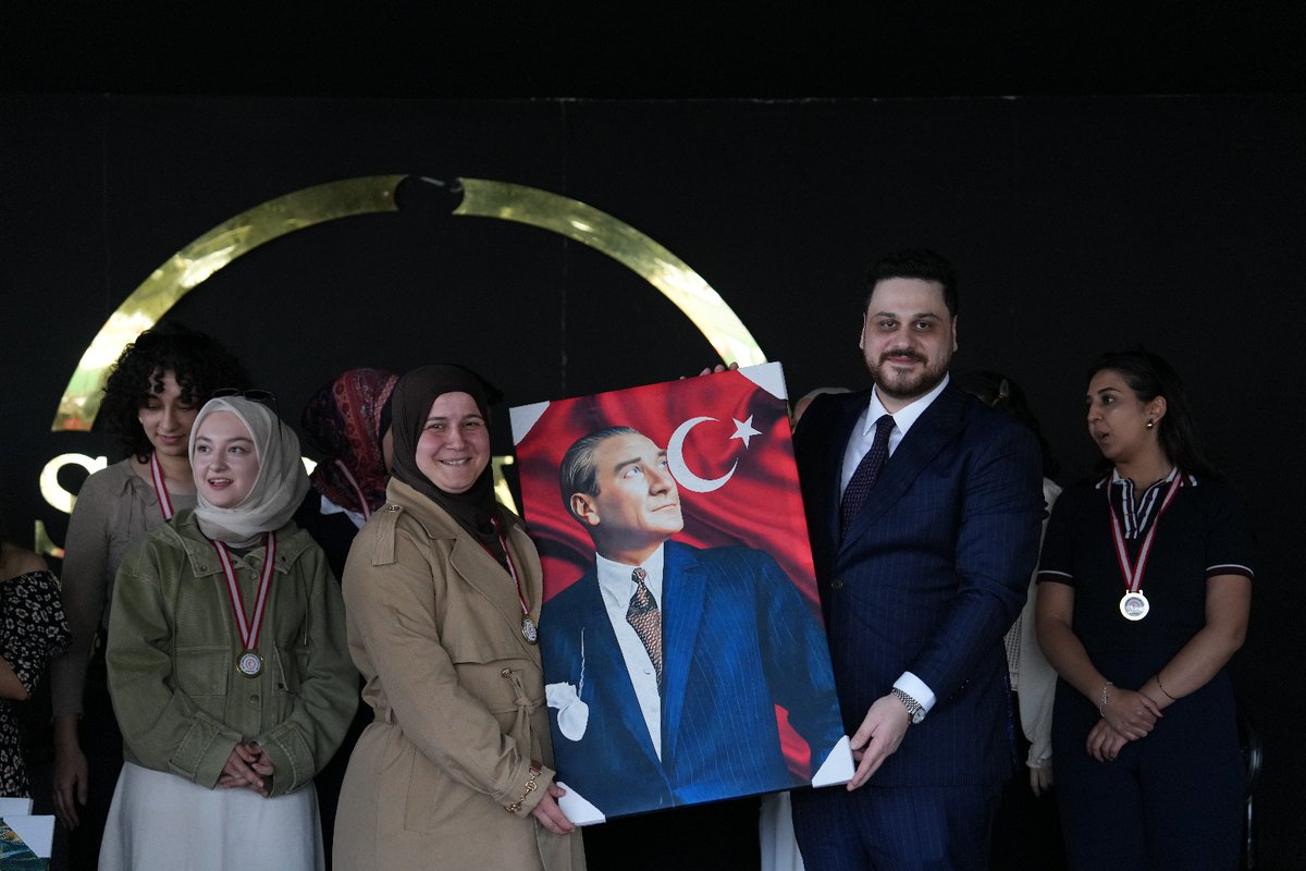 es_nani's tweet photo. Her şey seninle güzel başkanım🙏 @huseyinbas_btp
Hüseyin Baş'ın BTP MYK'sında oyların tamamını alarak genel başkan olduğu gün, 23 Nisan 2020'dir..
Bu beş senede de başımız dik, alnımız açık yürüdük sayesinde.. 
Ayağına taş değmesin, kaya falan çıkarsa ki yoldur çıkar, biz tam Bağımsız Türkiye yolunun yolcuları olarak, buradayız.