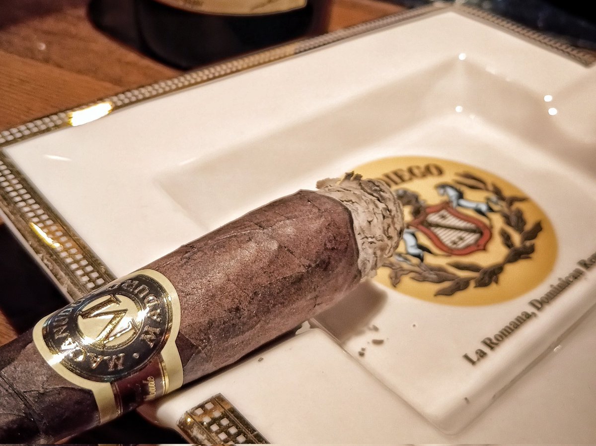 ORGANIC_CAFE's tweet photo. Carpano Antica Formula Vermouth. Hampden. Abuelo. Hemimgway Rum 7y. Samaroli cuba Rum 1998.MACANUDO MADURO. #Cigartime #BarTime #KobeJapan https://t.co/Px8ZH8VN8m