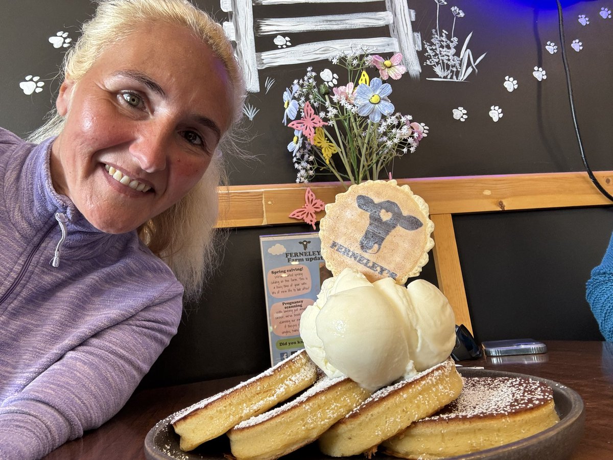 Stand back, I’m going in! Pancakes with banana 🍌 ice cream 🍦