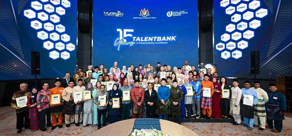MohdShukriYajid's tweet photo. Delighted that @MSUmalaysia is awarded and recognised as one of the top-choice university for employability at the recent Talentbank’s Employers’ Choice Award event. A significant recognition of our industry &amp; entrepreneurial ecosystems across disciplines for quality education. https://t.co/x9utQsoeMu