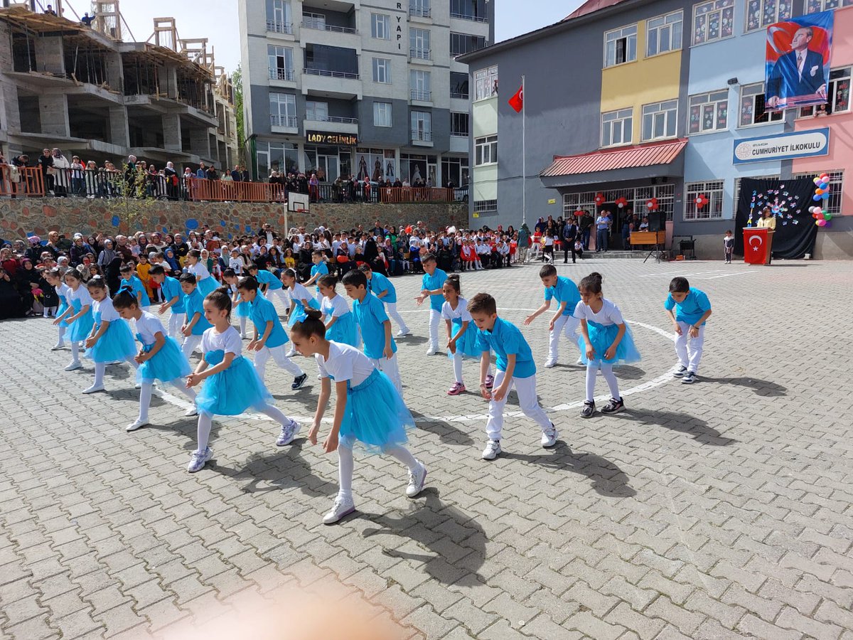 HİZANMEM (@hizanmem) on Twitter photo 🚩Kaymakamımız Sn.Sait Muhammed BİLGİN Şehit Öğretmen ANÖ İlkokulu, Cumhuriyet İlkokulu ve Gavsi Hizan İlkokullarında düzenlenen 23 Nisan Ulusal Egemenlik ve Çocuk Bayramı gösterilerine katılarak çocuklarımızın sevincine ortak oldu.
<a href="/kayavedat7580/">Vedat Kaya</a>
<a href="/Yusuf__Tekin/">Yusuf Tekin</a>
<a href="/tarhan_cemil13/">Mehmet cemil Tarhan</a> 🚩Kaymakamımız Sn.Sait Muhammed BİLGİN Şehit Öğretmen ANÖ İlkokulu, Cumhuriyet İlkokulu ve Gavsi Hizan İlkokullarında düzenlenen 23 Nisan Ulusal Egemenlik ve Çocuk Bayramı gösterilerine katılarak çocuklarımızın sevincine ortak oldu.
<a href="/kayavedat7580/">Vedat Kaya</a>
<a href="/Yusuf__Tekin/">Yusuf Tekin</a>
<a href="/tarhan_cemil13/">Mehmet cemil Tarhan</a>