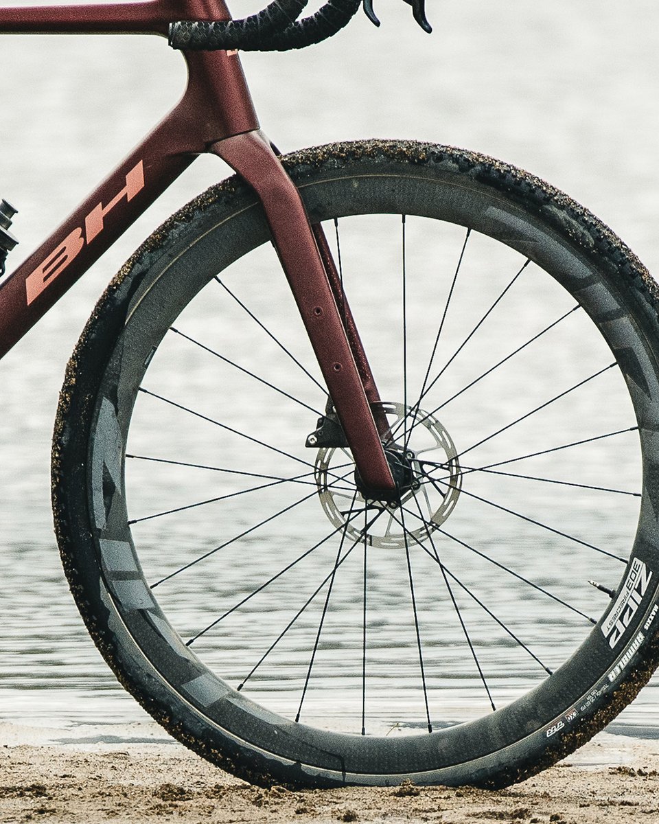 GRAVELX R | DESIGNED FOR COMPETITION
Diseñada específicamente para competiciones gravel, esta bicicleta está optimizada para ofrecer un rendimiento superior en los terrenos más variados y exigentes.

bhbikes.com/es_INT/bicicle…