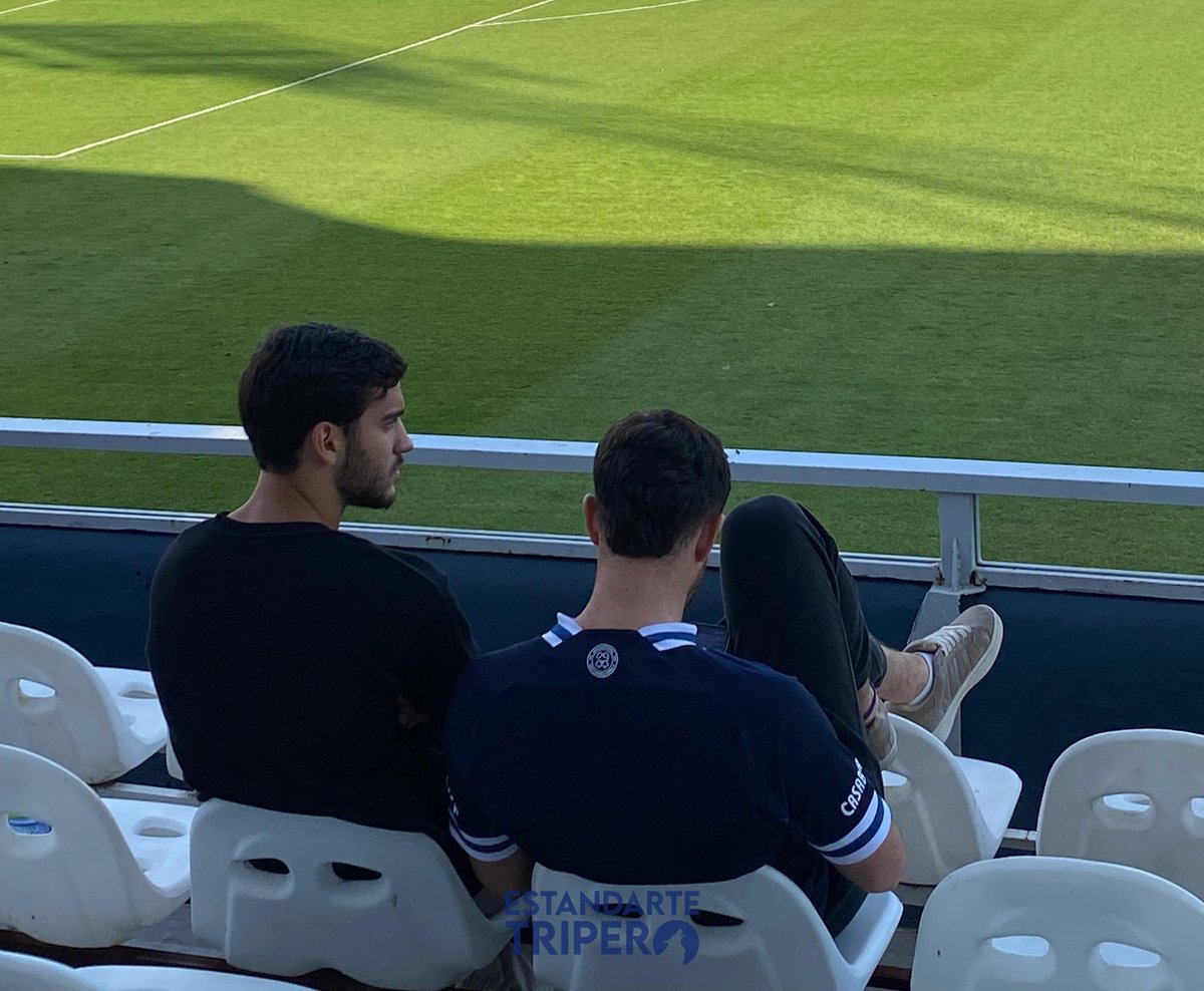 Paablo_Nicolas's tweet photo. 🐺 Diego Flores, y su cuerpo técnico, junto a Matías Melluso, dijeron presentes en el Bosque en lo que fue triunfo de la Reserva por 4-2 a Sarmiento.

📷 Milagros Salina 

#CGE #GELP https://t.co/r1GhlvXEYA