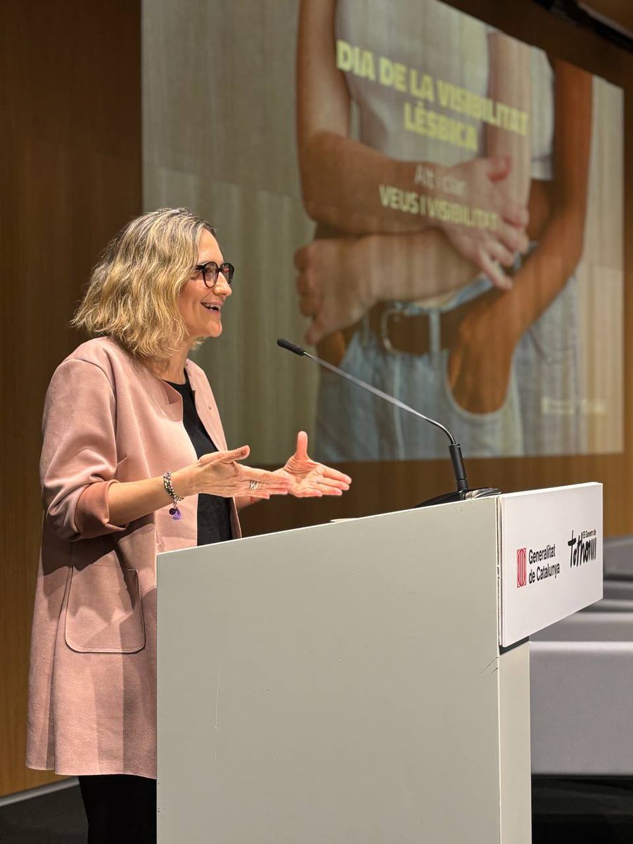 Igualtat i Feminisme (@igualtatcat) on Twitter photo 📍 Commemorem el Dia Internacional per a la Visibilitat Lèsbica amb la jornada "Alt i clar. Veus i visibilitat"
<a href="/ginapol/">Gina Pol Borràs</a>, secretària d'Igualtats: "Volem articular línies d'acció política per visibilitzar i empoderar les dones lesbianes” 📍 Commemorem el Dia Internacional per a la Visibilitat Lèsbica amb la jornada "Alt i clar. Veus i visibilitat"
<a href="/ginapol/">Gina Pol Borràs</a>, secretària d'Igualtats: "Volem articular línies d'acció política per visibilitzar i empoderar les dones lesbianes”