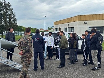 LBPascalForbach's tweet photo. ✈️ Le 23 avril, une vingtaine d’élèves du lycée @LBPascalForbach ont découvert la cabine du Mirage 2000 au @LPHurleventBLF.
Une immersion passionnante avec l’@Armee_de_lair autour des métiers techniques, mécaniques et militaires.
#Orientation #Mirage2000 
@pf_mourier @cabbeke https://t.co/c37WPkucEX